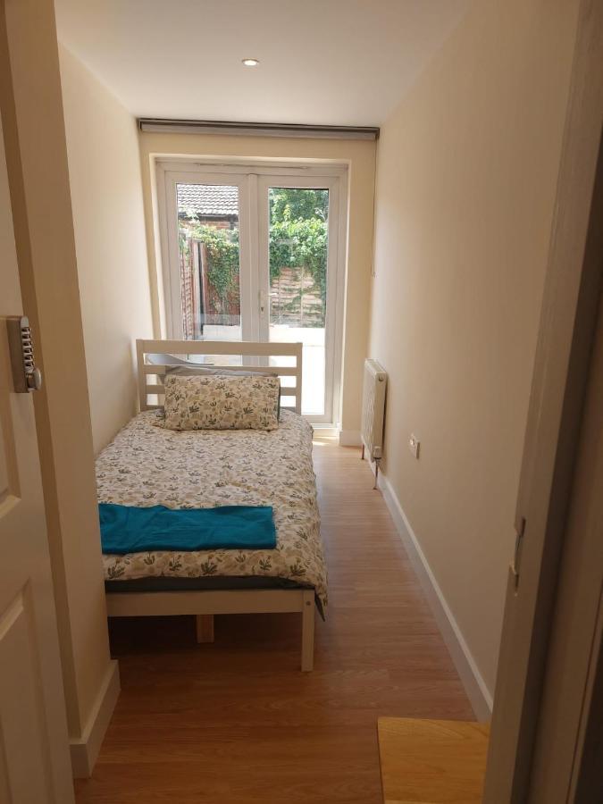 Vibrant Single Room Only For One Adult Саутхол Екстериор снимка